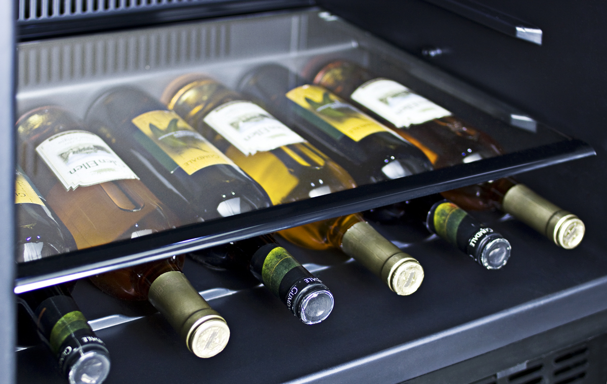 Outdoor all-refrigerator for built-in use, with lock, digital thermostat, stainless steel wrapped door, and horizontal handle
